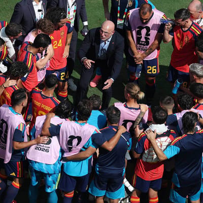 Luis de la Fuente, Head Coach of Spain, speaks with his players in the FIFA World Cup 2026 Final match between Spain and Argentina.