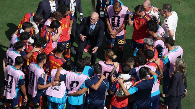 Luis de la Fuente, Head Coach of Spain, speaks with his players in the FIFA World Cup 2026 Final match between Spain and Argentina.